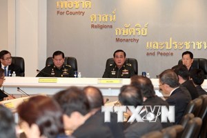Tướng Prayuth Chan-ocha (thứ 2 phải) trong cuộc gặp với các đại sứ Thái Lan ở thủ đô Bangkok ngày 11/6.